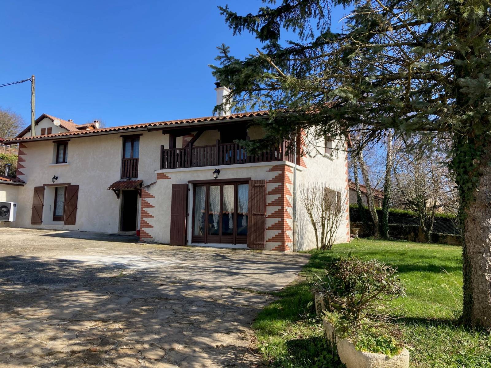 CRANS - BELLE MAISON ANCIENNE RENOVEE DE 188 M2 SUR TERRAIN 897 M2