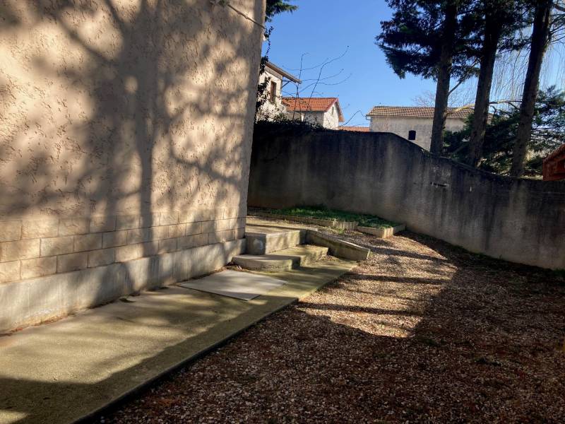 BALAN - APPARTEMENT EN RDC AVEC TERRASSE ET JARDINET